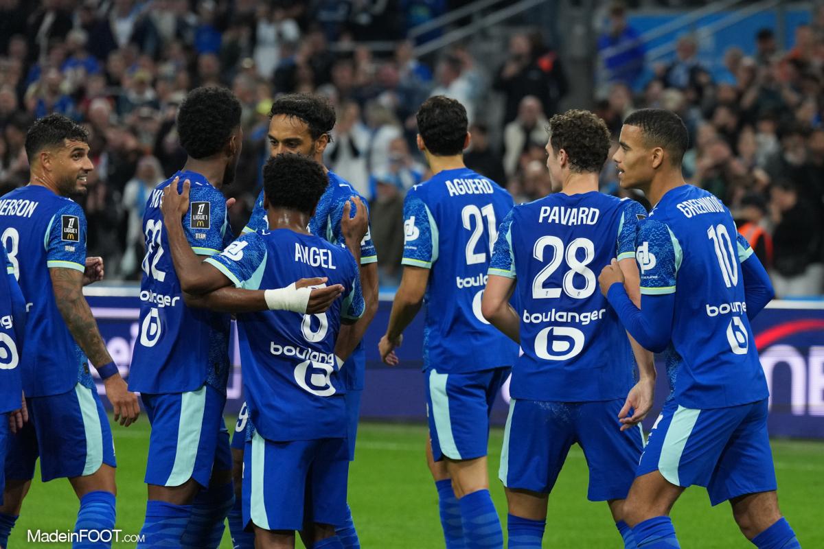 L'équipe de l'OM qui célèbre un but 