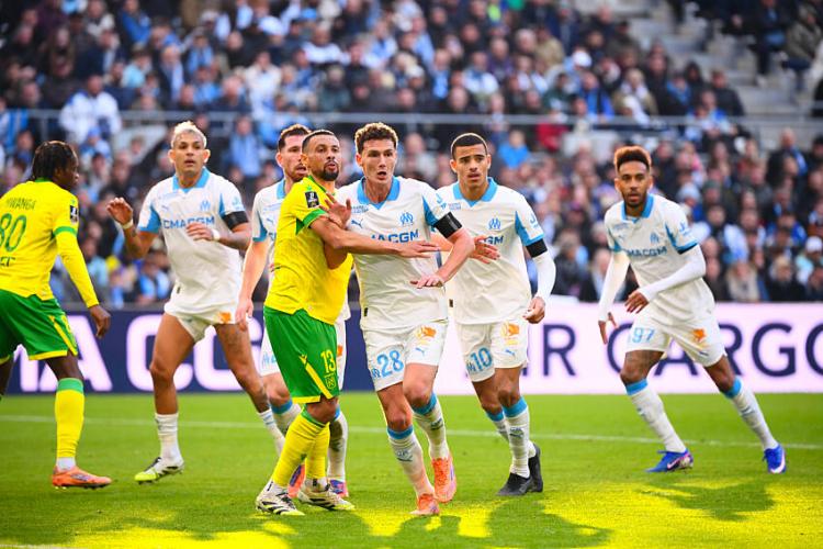 Benjamin Pavard (OM), ici face à Francis Coquelin (FC Nantes).