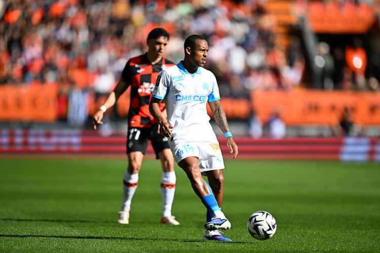 Igor Paixão (OM), ici face à Panos Katseris (FC Lorient).