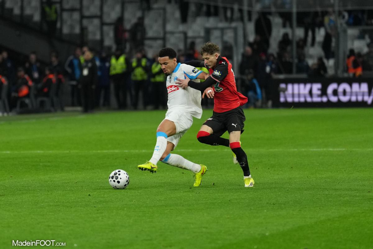 Ethan Nwaneri (OM), ici face à Sebastian Szymanski (Stade Rennais FC).