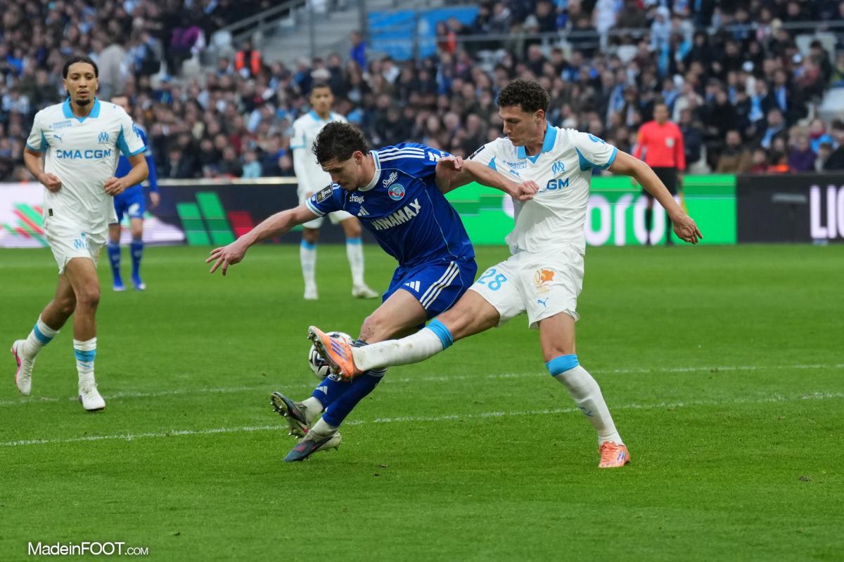 Joaquín Panichelli (gauche) au duel avec Benjamin Pavard (droite)