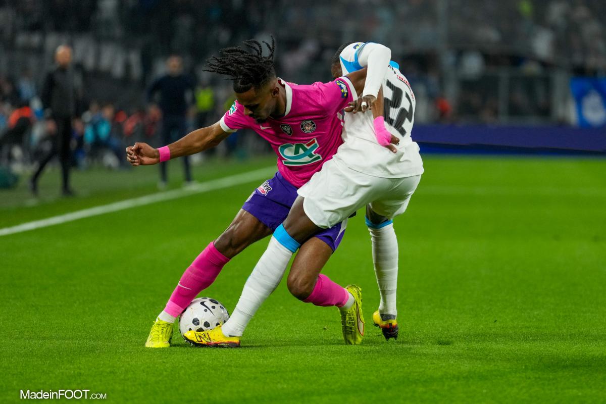 En rose Yann Gboho à la lutte avec Timothy Weah en blanc