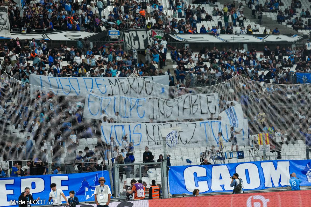 La banderole du CAOM.