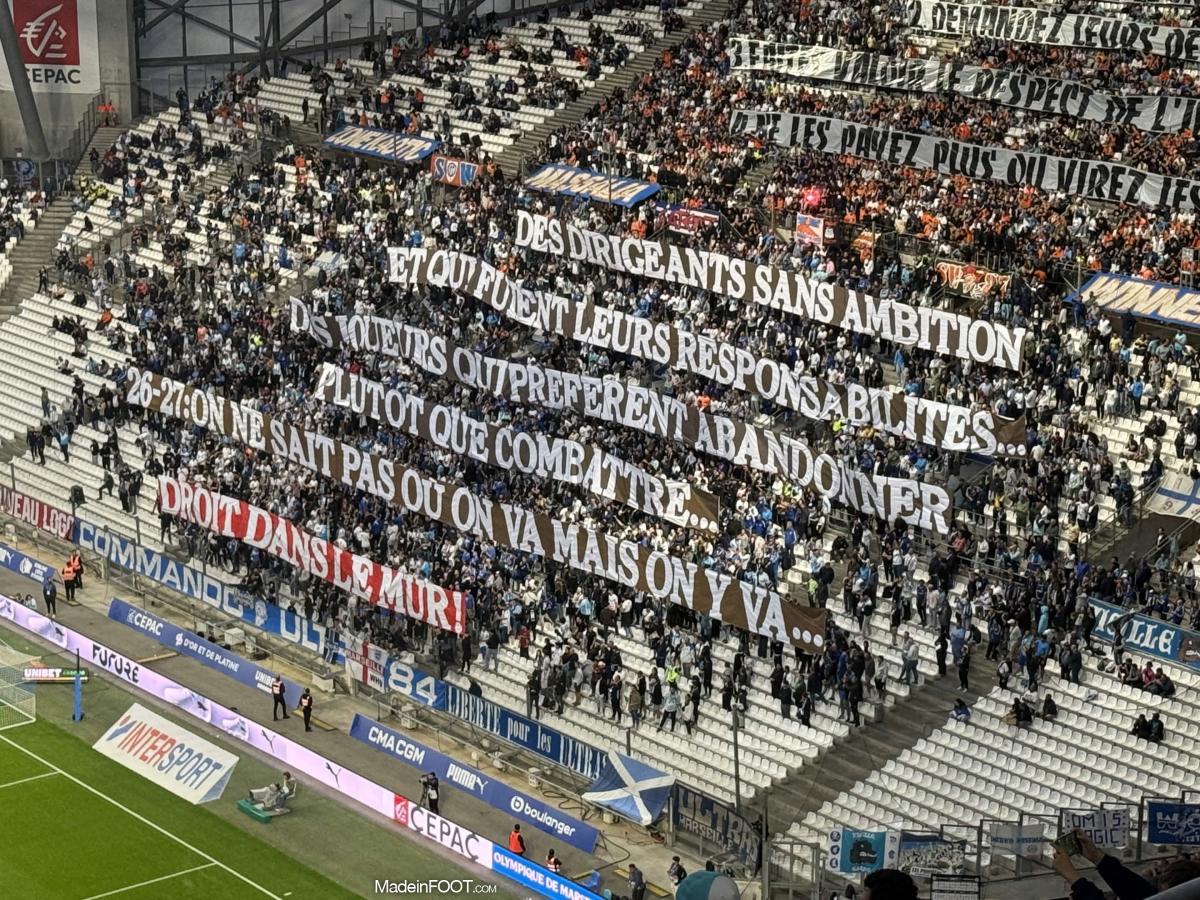Banderole OM en bas du Virage Sud. 