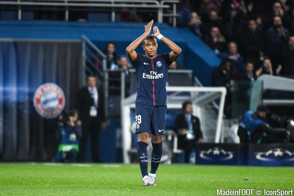 Mbappé charge l'arbitre