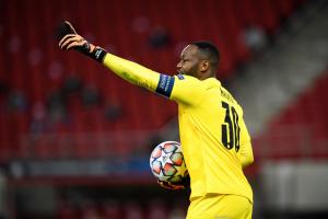 Mandanda avec le brassard