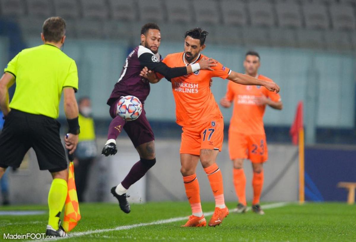 Irvan Can Kahveci (Basaksehir) au duel avec Neymar (PSG)