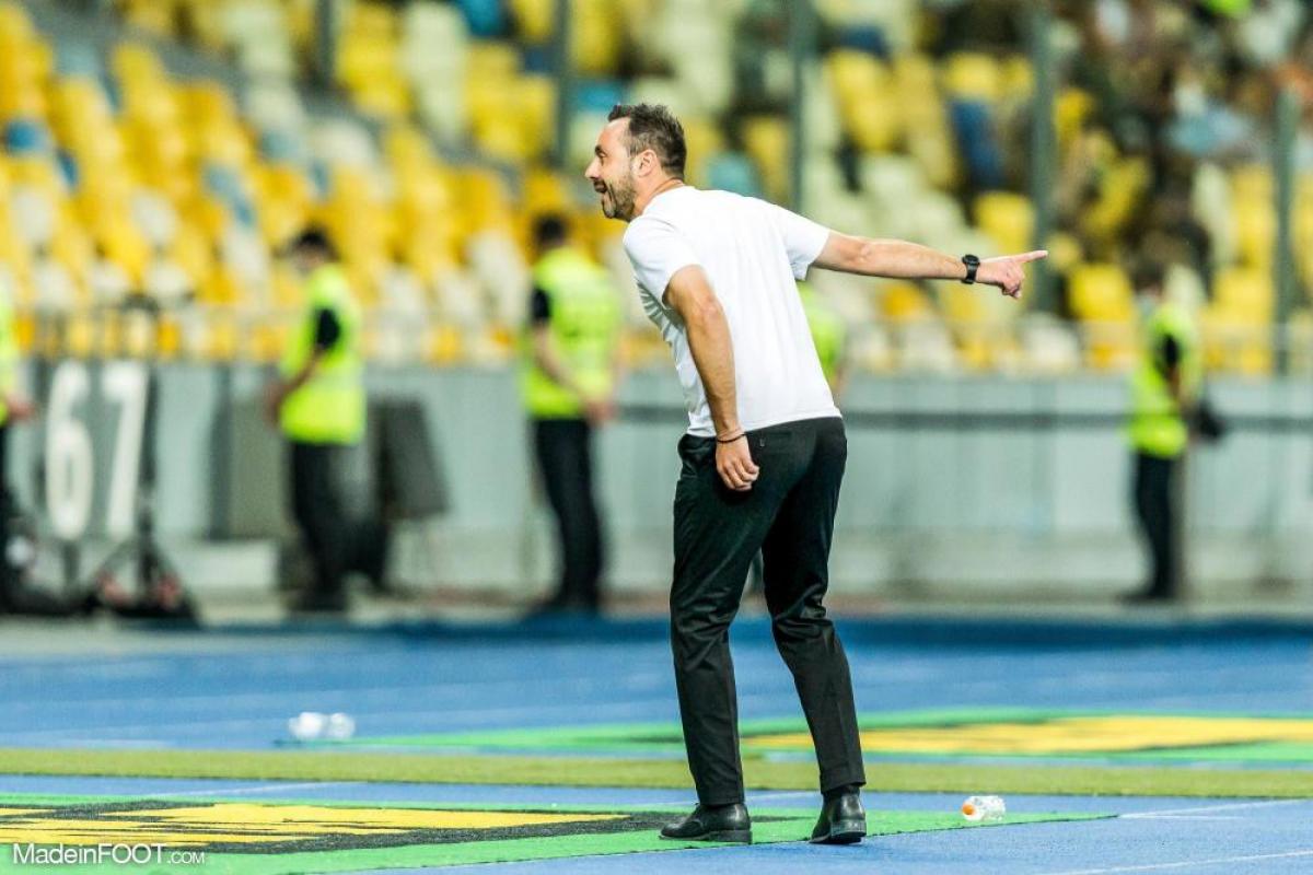 Roberto De Zerbi sur un banc de touche