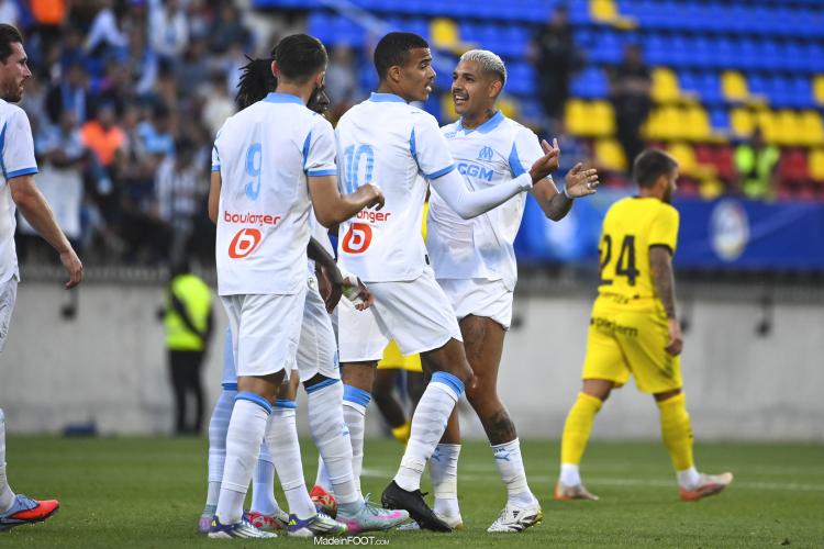 Facundo Medina, à droite.