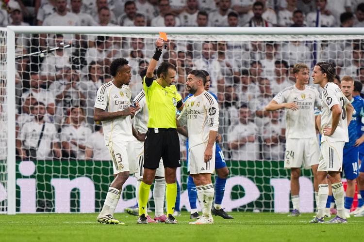 Dani Carvajal à coté de l'arbitre 