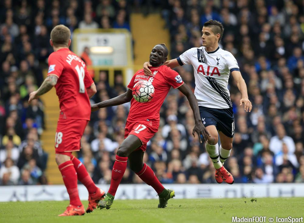 Mamadou Sakho à la lutte avec Erik Lamela lors du match de Premier League Tottenham - Liverpool en 2015