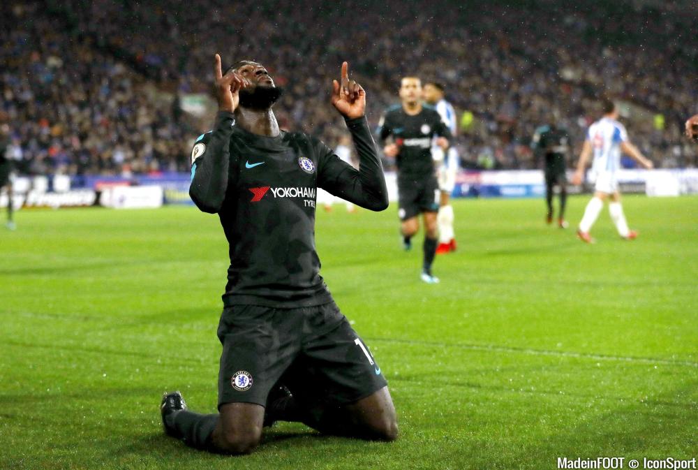 Tiémoué Bakayoko célébrant un but avec Chelsea